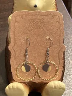 ツイストフープピアス　金色と銀色