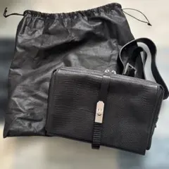 M.U.Lクロコ型押しブラックボディバッグ