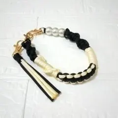 【ハンドメイド作品】パラコード　ハンドストラップ 　黒&メタルカスタード