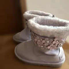 メゾピアノ薄紫の花デザインブーツ　18センチ