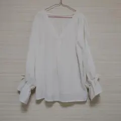 ホワイト ブラウス 長袖 Vネック　ロペピクニックのサムネイル
