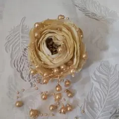 バラにパール　ゴールドカラーのコサージュ