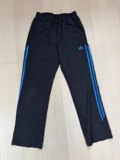 adidas ジャージパンツ 黒 青いストライプ