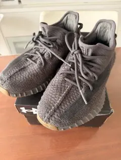 adidas YEEZY BOOST スニーカーのサムネイル
