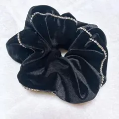 ブラック サテン シュシュ ラインストーン付き