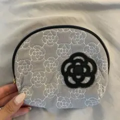 MARY QUANT パディングデイジーツイード ラウンドポーチ（グレー）