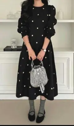 花刺繍の黒いワンピース