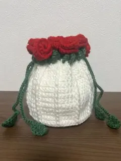 バラの装飾付き編み物巾着袋　ハンドメイド