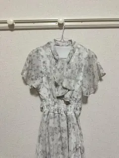 フリル付きグレー清楚系花柄マキシワンピース