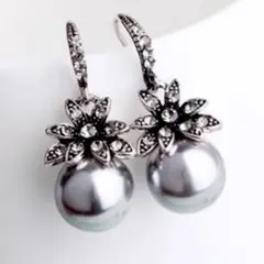 キラッと輝く　黒パール　上品　小ぶり　エレガント　大人可愛い　シンプル　ピアス