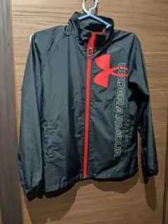 美品UNDER ARMOUR ジャケット 黒・赤 ジャージ上着スポーツ防寒子供服