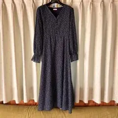 HUG.U ネイビーブーケ花柄　長袖ワンピース