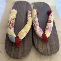 伝統的な花柄鼻緒の下駄