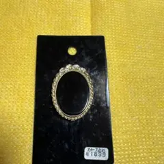 黒のオーバル型ブローチ・スカーフクリップ