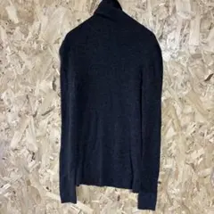 UNIQLO 灰色　ダークグレー タートルネックセーター　シンプル