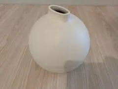 クリーム色の球形ティッシュボックス