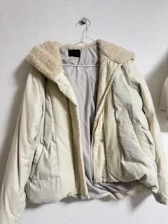 フード付きクリーム色ダウンジャケット