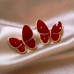 赤い蝶形ピアス　カジュアル　エレガント　個性的　華やか　可愛い　お洒落