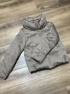ベージュ ダウンジャケット