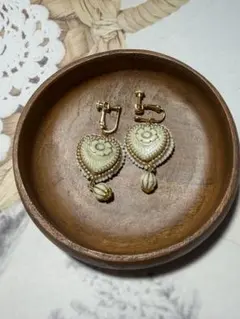 ハート型の白金ビーズ刺繍イヤリング