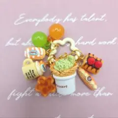 ▒アイボリー いちごのロールケーキ▒じゃらじゃらキーホルダー▒