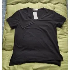 黒のVネックTシャツ