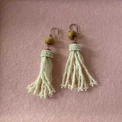 ホワイトタッセルピアス　ピアス　未使用
