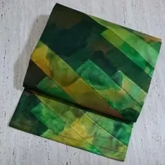 黒に緑、金糸を織り込んだ豪華な 名古屋帯 六通柄