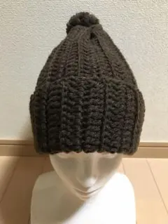 ハンドメイド ポンポン付きニット帽　チョコレートブラウン（肉球ピンバッジ付き）