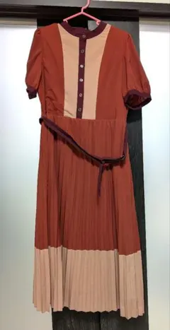オレンジとベージュのプリーツワンピース