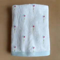 【未使用品】FURLA バスタオル 花柄刺繍 ホワイトのサムネイル