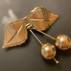 葉と球のデザインブローチ4、5✖️4円形揺れて可愛い