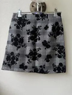 タイトスカート 黒白チェック 花模様