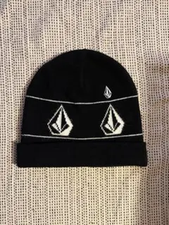 美品　ボルコム　黒地に白ロゴ　ニット帽