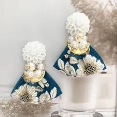 大きな白いお花のカボションとインド刺繍リボンのチャラチャラピアス 03293