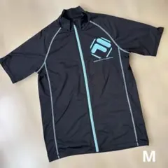 ラッシュガード　黒　FILA 半袖シャツ 水色ロゴ　メンズ　Mのサムネイル