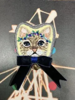 猫の顔の刺繍ブローチ　　物言いたげな瞳