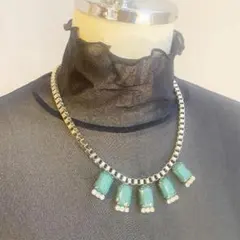 緑色ビジュー付きシルバーチェーンネックレス