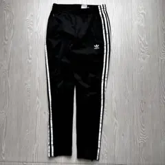 adidas黒トレフォイルロゴジャージパンツ裾折り目ありカジュアルスポーティー