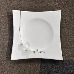 花模様の白い四角皿