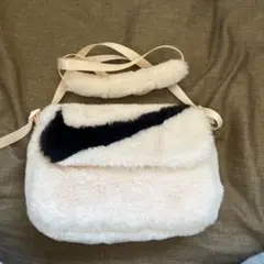 Nike ファーショルダーバッグ クリーム色