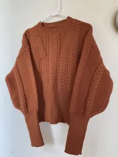 ナチュラルビューティーベーシック　レンガ色ケーブルニット セーター