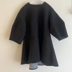 ユアーズ　黒　エンボス　ペプラム　加工五分袖トップス