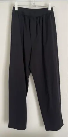 ユニクロ　黒パンツ