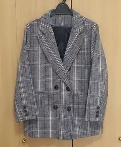 グレー系のチェック柄テーラードジャケット、黒の裏地付き