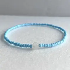 ビーズブレスレット　ターコイズブルーガラスビーズ＆カットホワイトジェイド