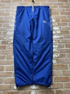 90s アンブロ　UMBRO ナイロンパンツ　刺繍　ワンポイント　青　古着