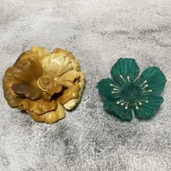 ハンドメイド　花型　ブローチ　2点セット　 (革製、プラスチック製) コサージュ