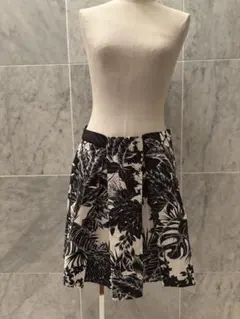 【SeeByChloe】モノトーン ボタニカル柄 フレアスカートのサムネイル