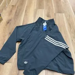 adidas ナイロンジャケット とTシャツとスエットパンツ3点セット